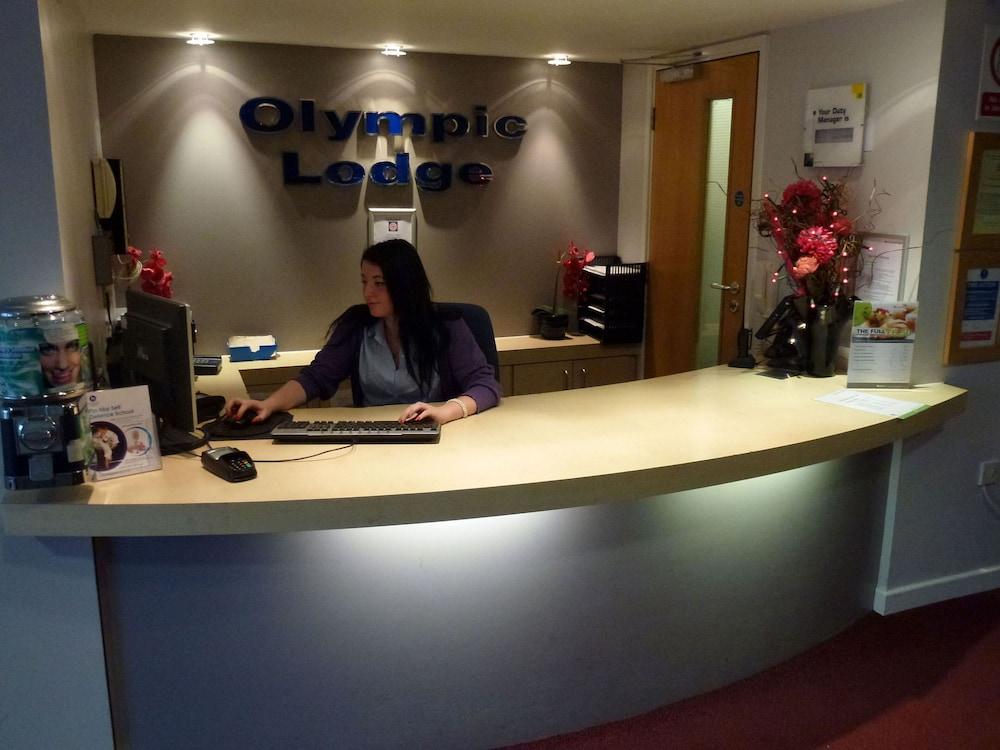 The Olympic Lodge Эйлсбери Экстерьер фото