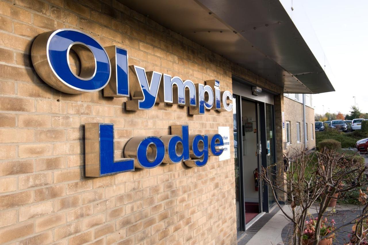 The Olympic Lodge Эйлсбери Экстерьер фото